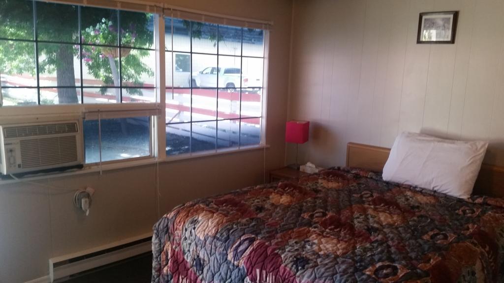 Holiday House Motel Пентиктън Екстериор снимка